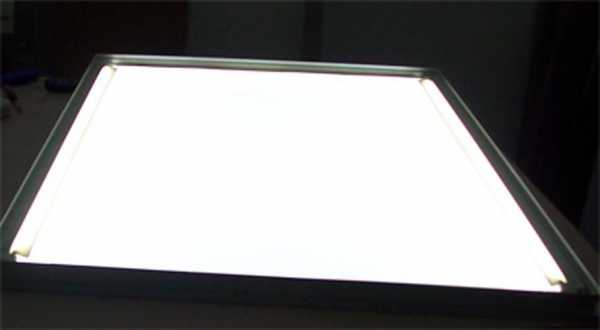 东莞超薄灯箱导光板厂（超薄灯箱的导光板是啥材质的）